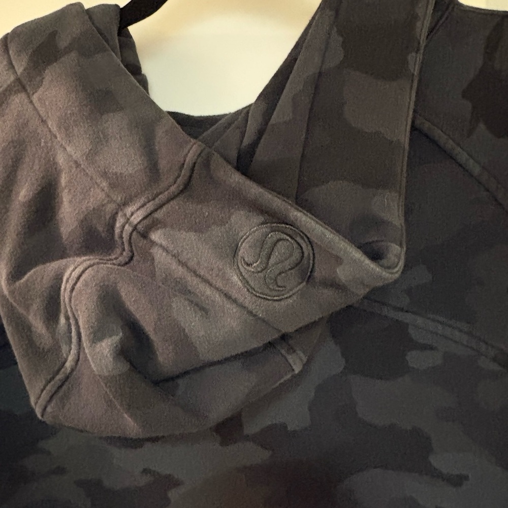 Lululemon Women's Black Camo Zip-Up Hoodie - Picture 6 of 7